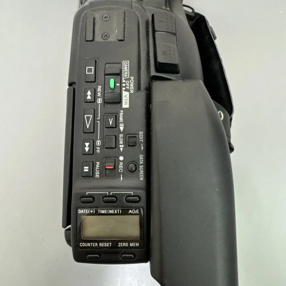 Sony Handycam NTSC Video 8 CCD-F77 Camcorder & Battery Black